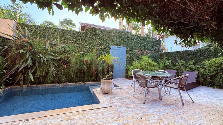 Casa com piscina no condomínio, pet friendly!
