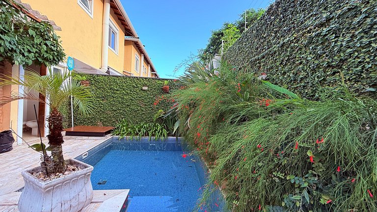 Casa com piscina no condomínio, pet friendly!