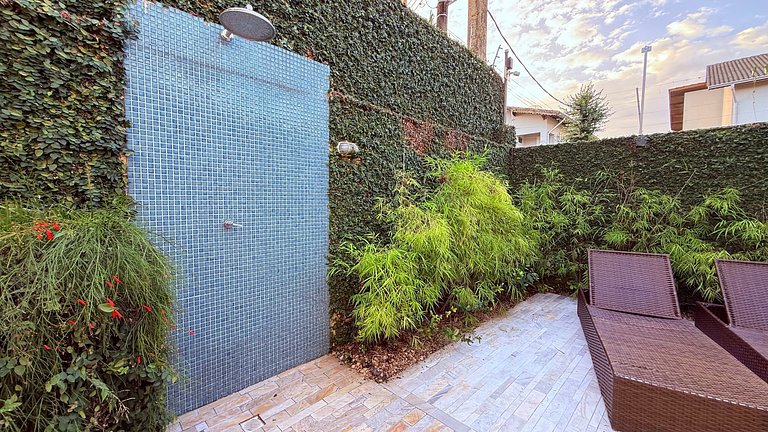 Casa com piscina no condomínio, pet friendly!