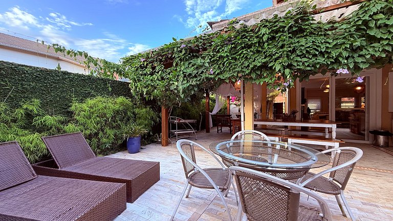 Casa com piscina no condomínio, pet friendly!