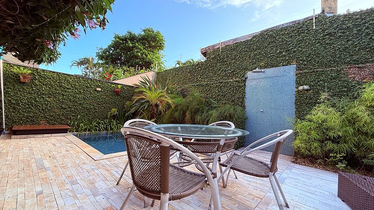 Casa com piscina no condomínio, pet friendly!