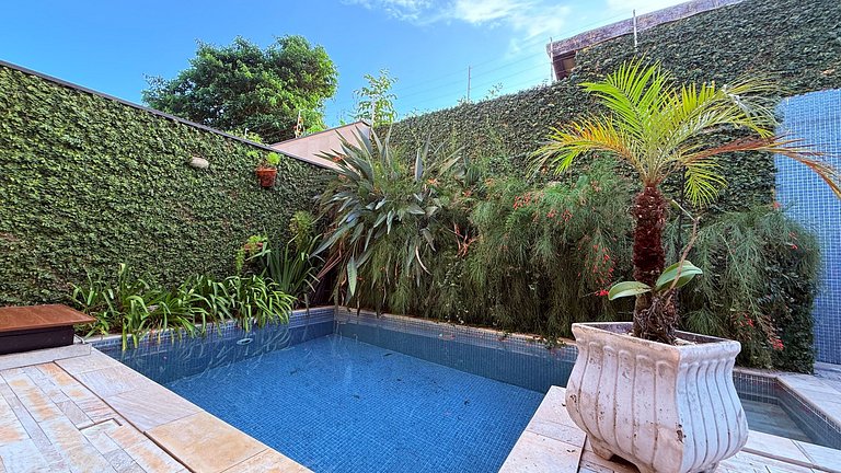 Casa com piscina no condomínio, pet friendly!