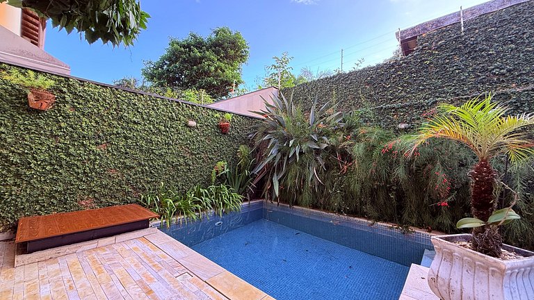 Casa com piscina no condomínio, pet friendly!