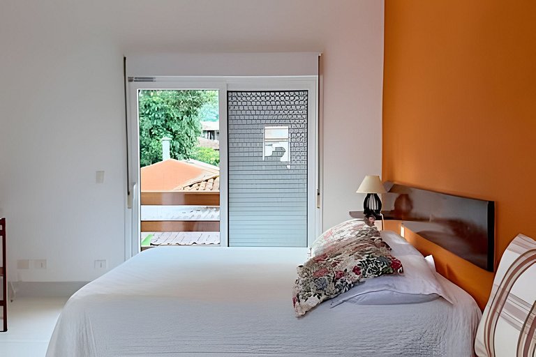 Loft a 150m do mar para até 4 pessoas em Juquehy!