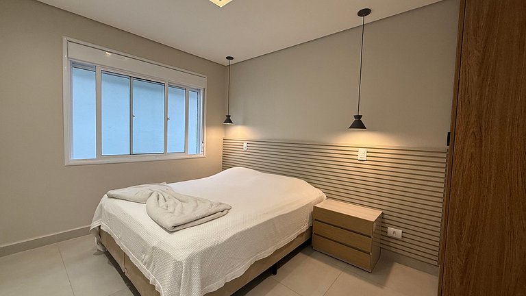 Casa com piscina e sauna em frente à praia