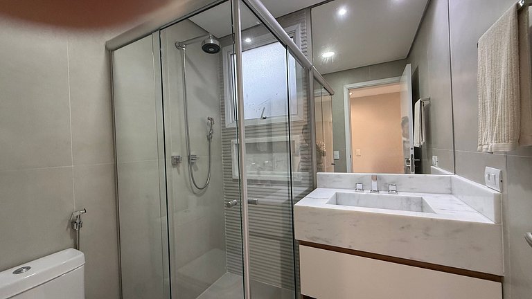 Casa com piscina e sauna em frente à praia