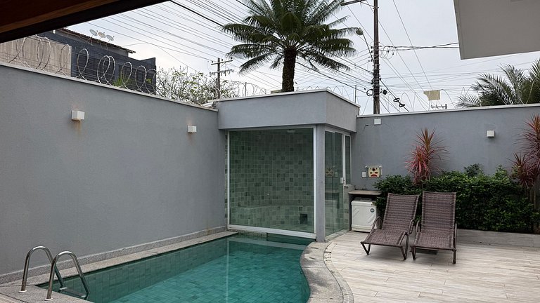 Casa com piscina e sauna em frente à praia