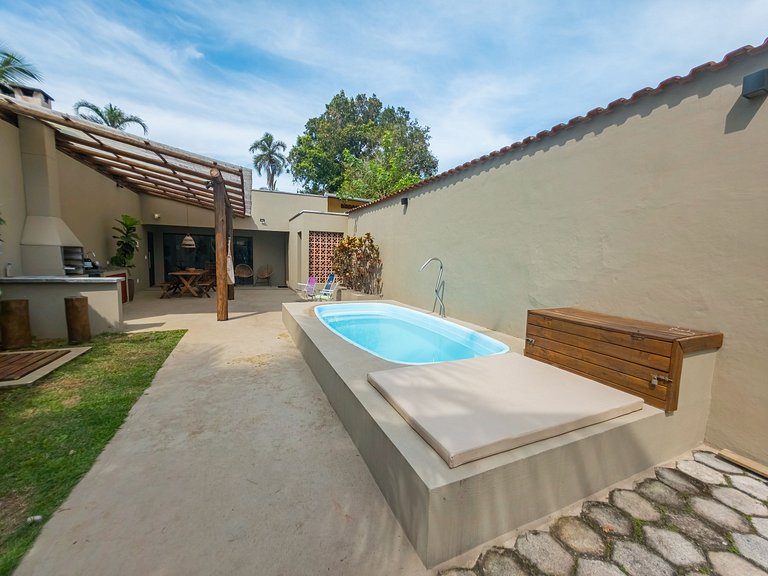 Casa com piscina, 4 minutos do mar