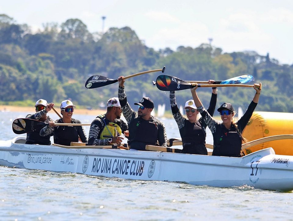 Canoa havaiana em Barra do Una com o Rio Una Canoe Club